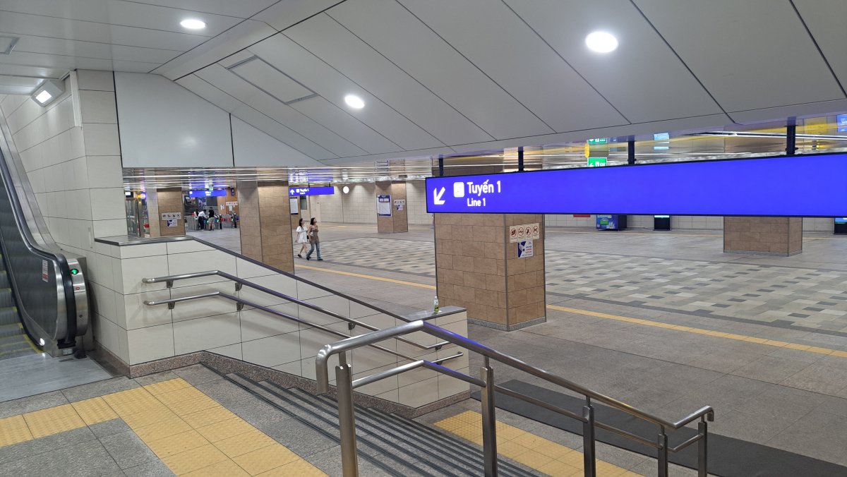 改札へと続く階段