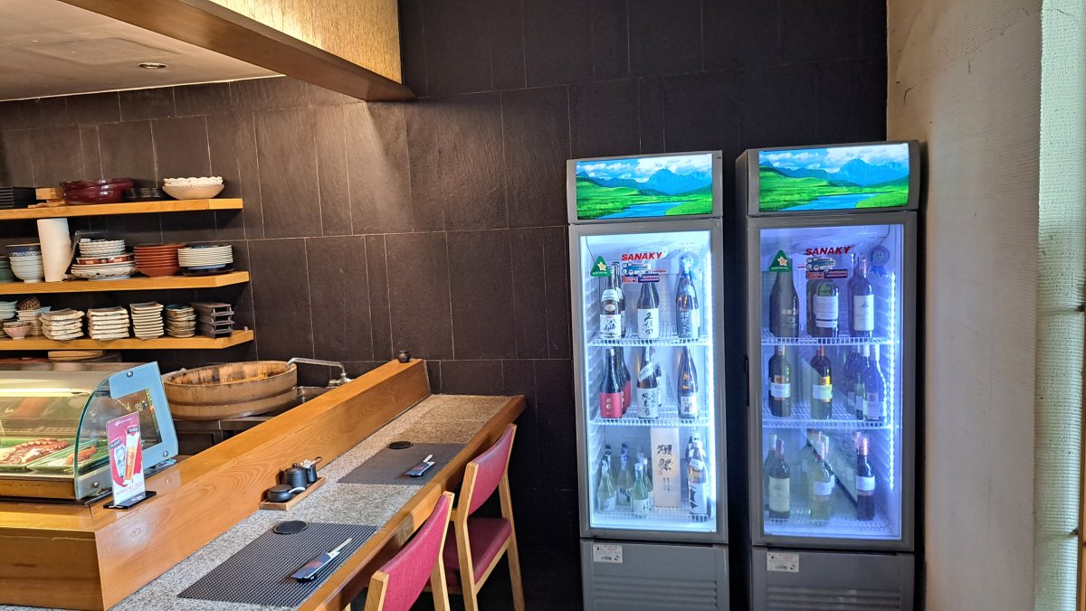 美しいカウンターと冷蔵庫のお酒