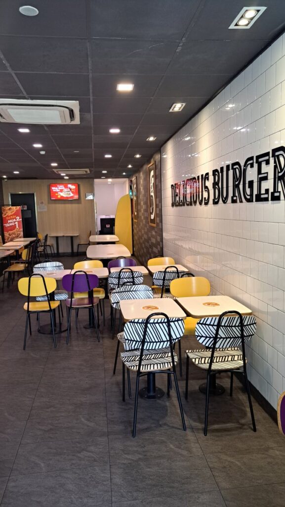 マクドナルド、グエンフエ通り店の店内