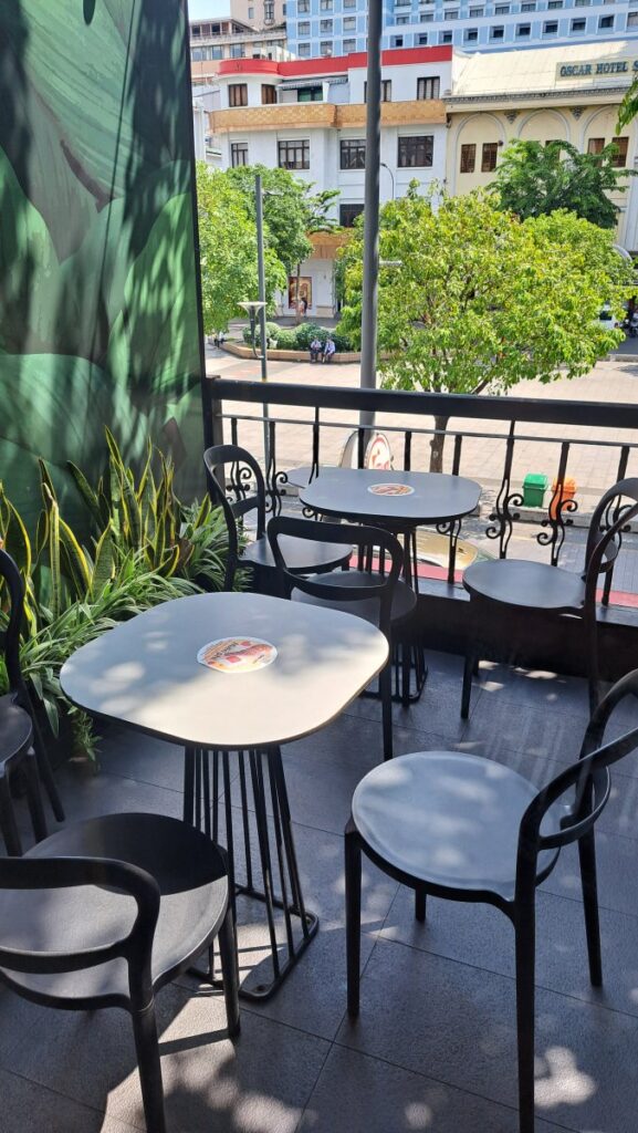 マクドナルド、グエンフエ通り店のテラス席