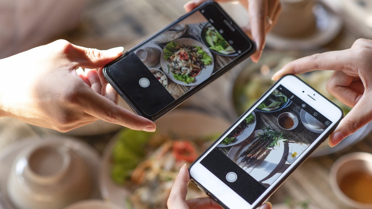 ベトナムで多お料理を撮影しているところ