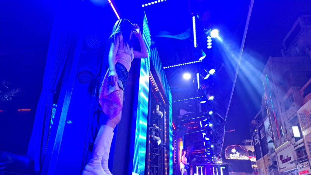 2024年のブイビエンストリート、テーブルで踊るお姉さんを見ながら飲める席に座って見える感じ