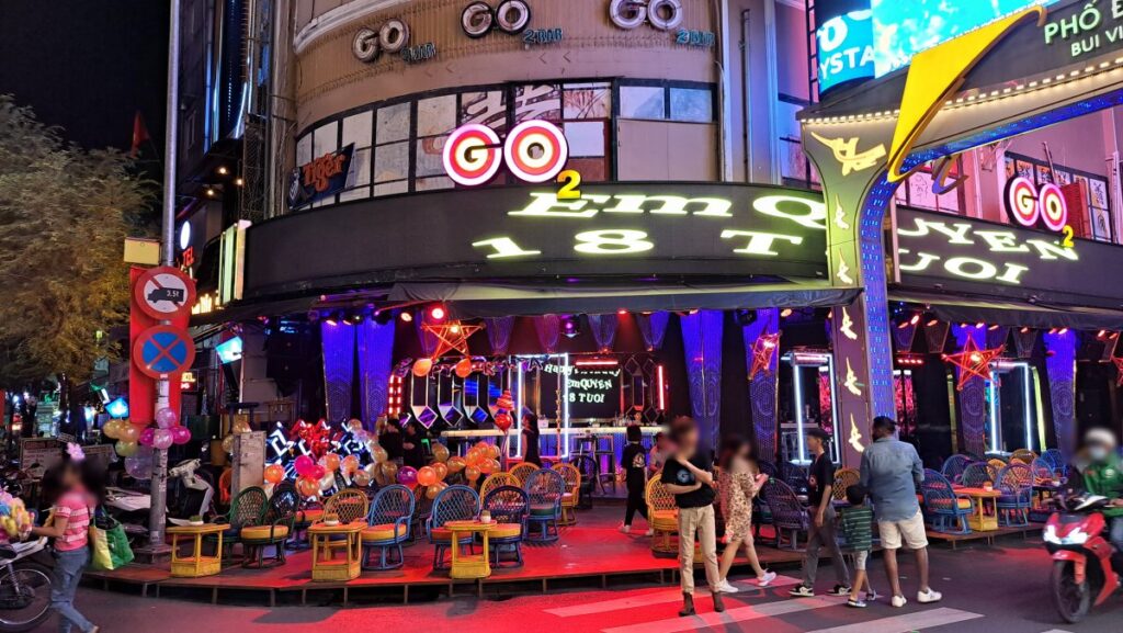 ブイビエンの入り口にある「GO2」