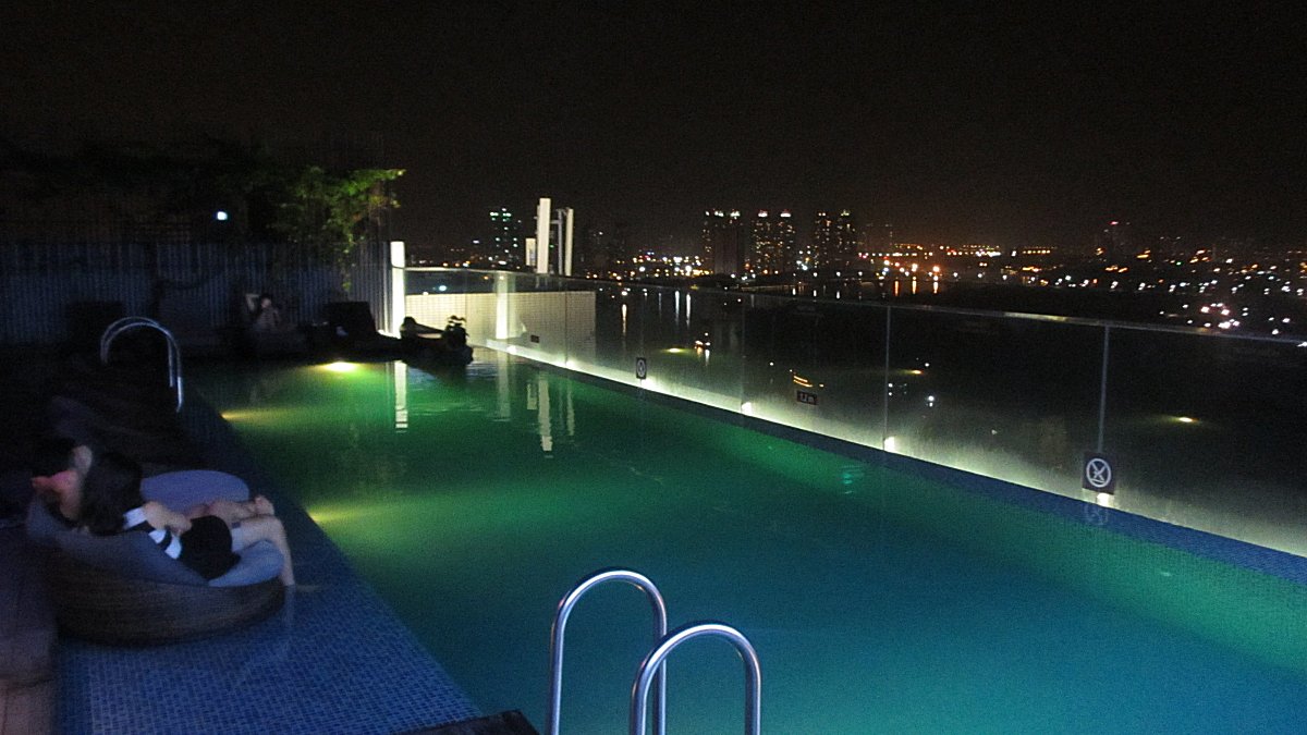 夜の夜景を見ながらロマンチックなインフィニティプール