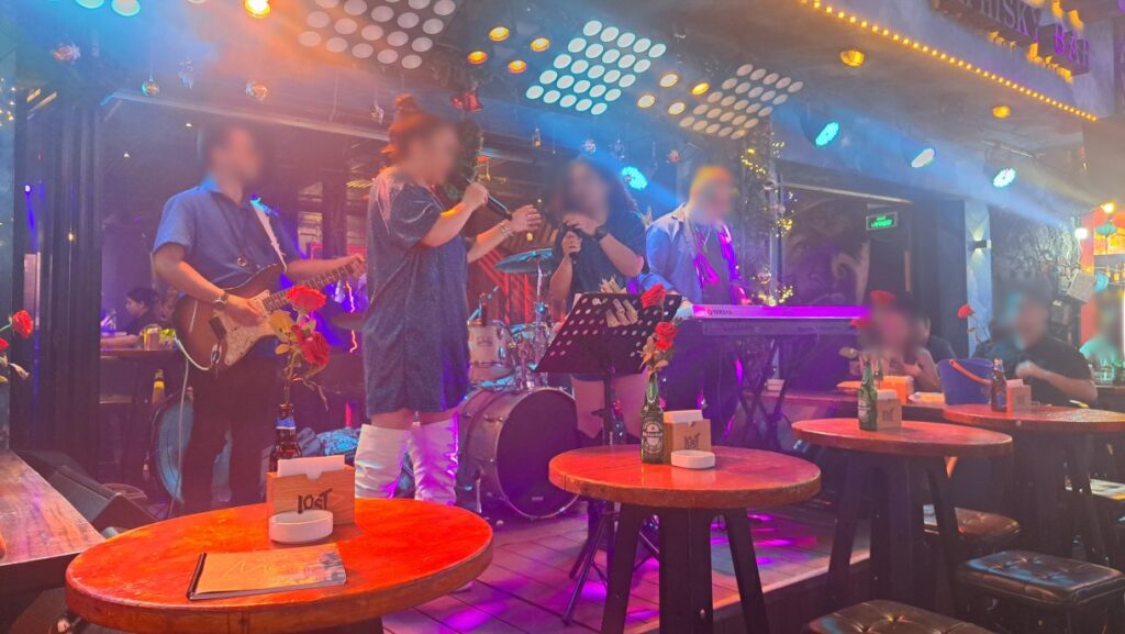 ブイビエンストリートの様子ライブ(2025年)