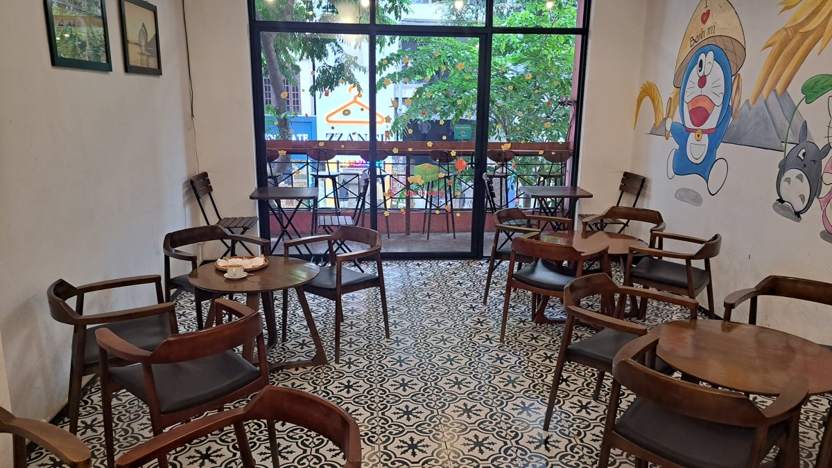 オシャレで落ち着いた店内、シティを眺めるテラス席