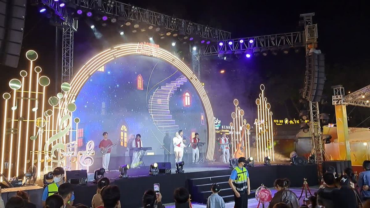 大規模ステージでの熱唱、MCイベント