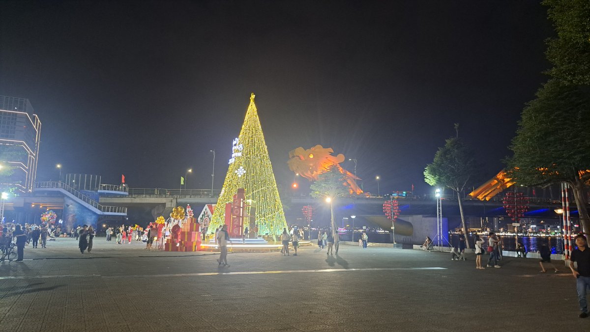 ナイトマーケットでグルメのあとのドラゴンブリッジの夜景散策