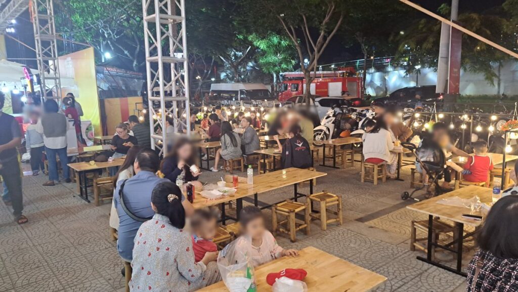 屋台街のテーブル席