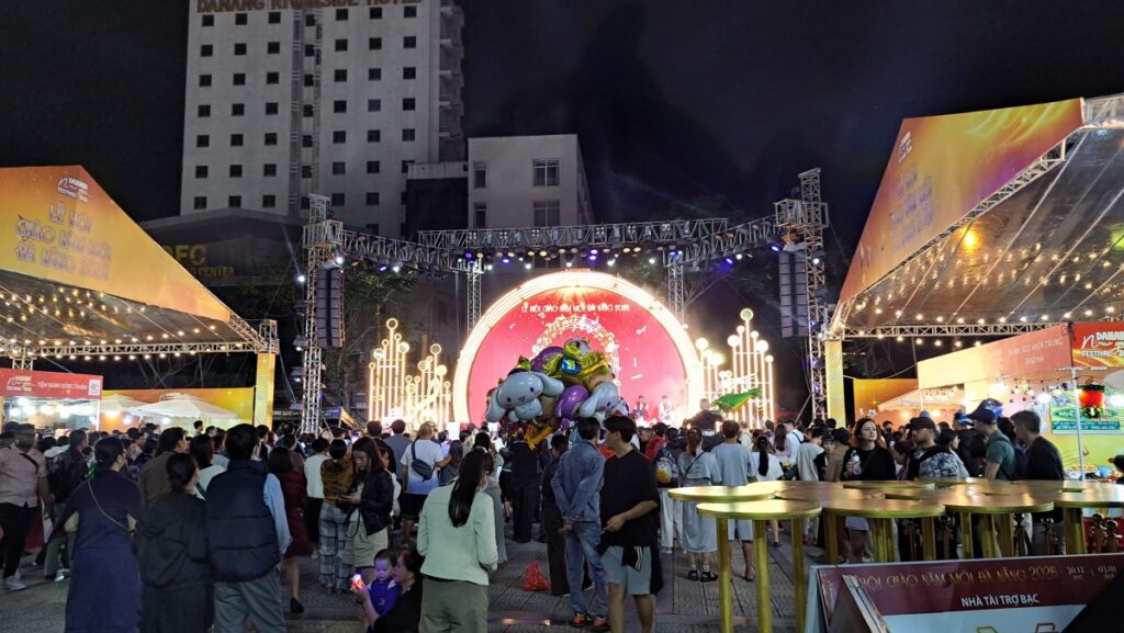 カウントダウンに向けてステージが盛り上がっていく