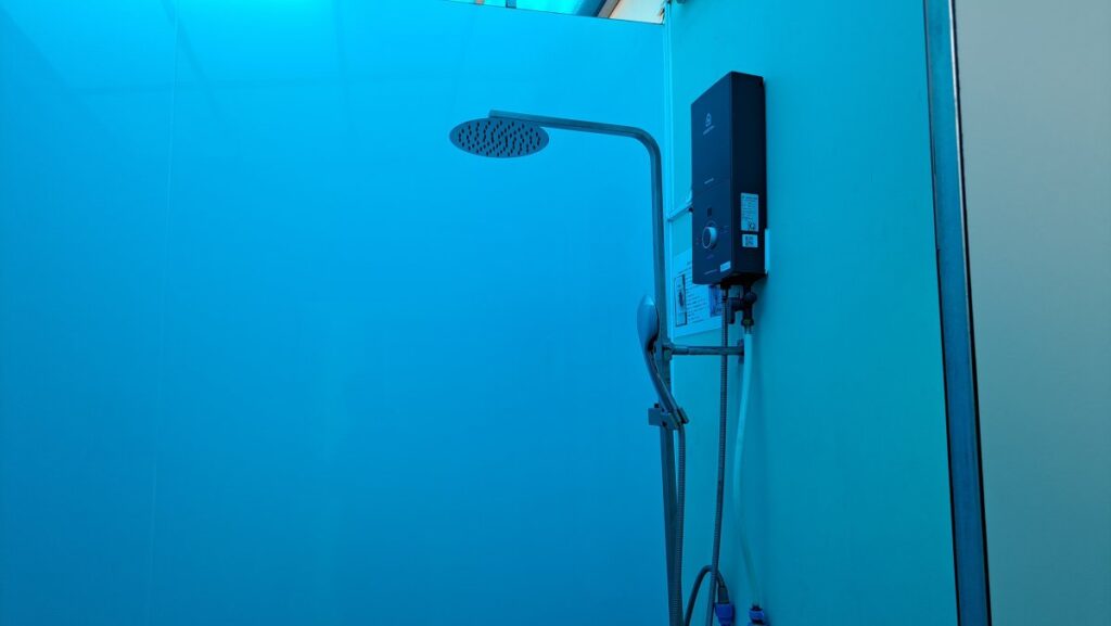 屋上に設置されているシャワー設備