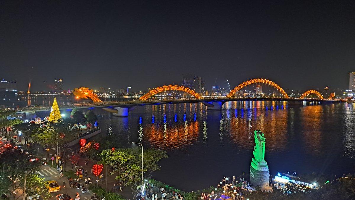 テラスから見るドラゴンブリッジ、リバーサイド