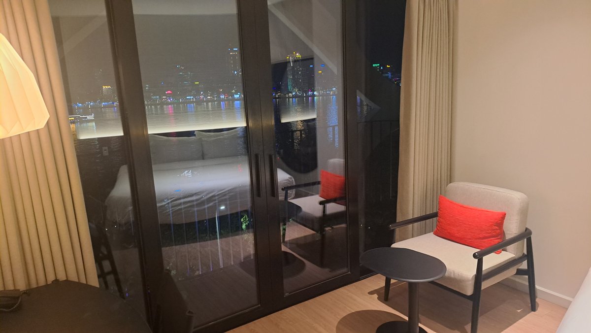 Caro Premium Danang Hotel のお部屋の窓から見るリバーサイドの夜景