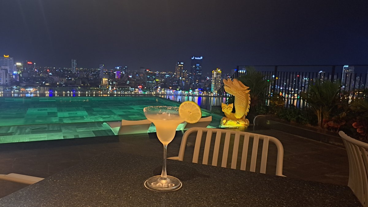 ルーフトップ BARとカクテルと夜景