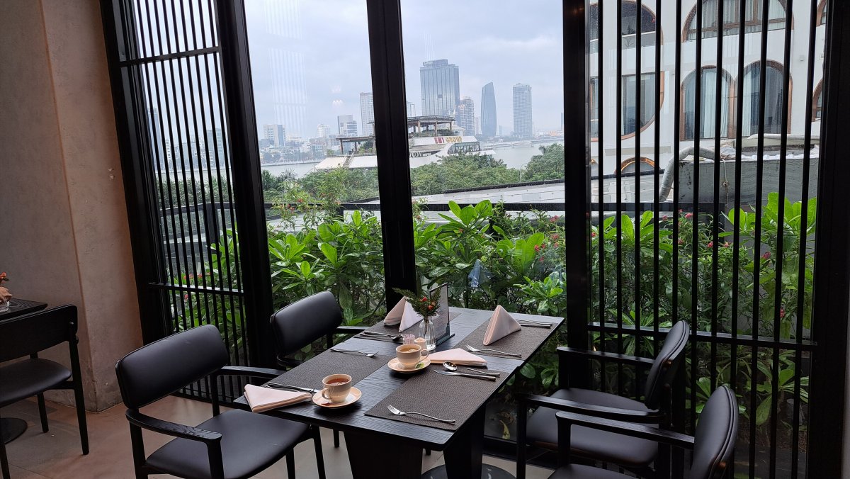 リバーサイドを望むことができるテーブル席