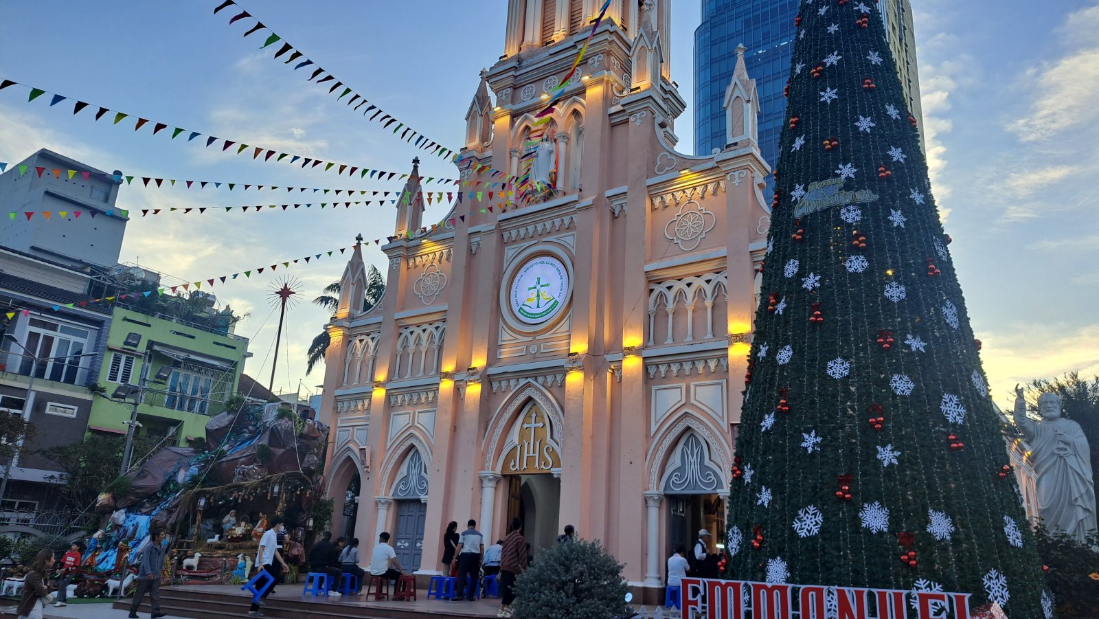 夕方のダナン大聖堂