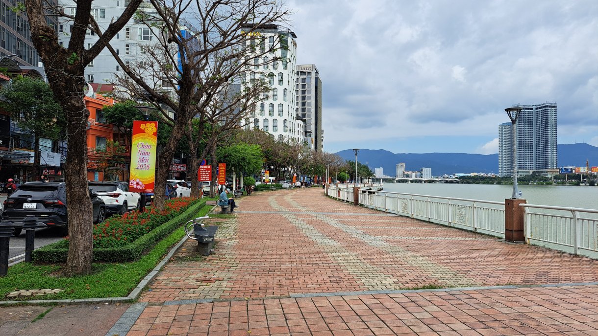 ハン川の西側の遊歩道