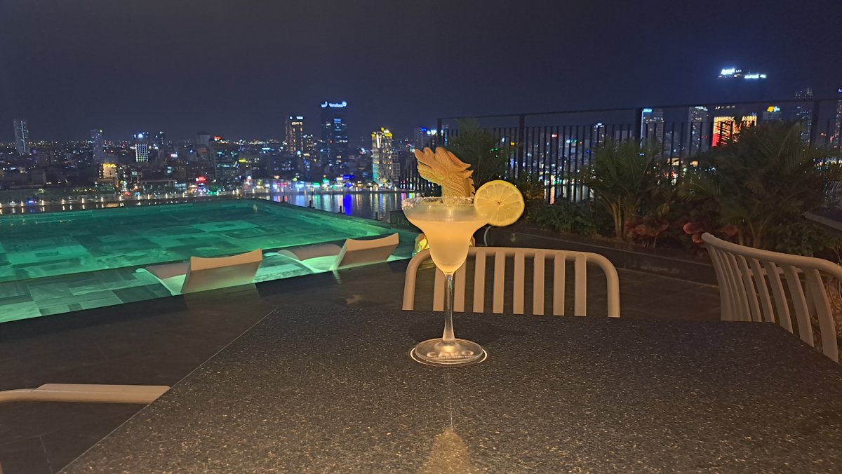 ハン川を望むホテルのルーフトップバーからの眺め