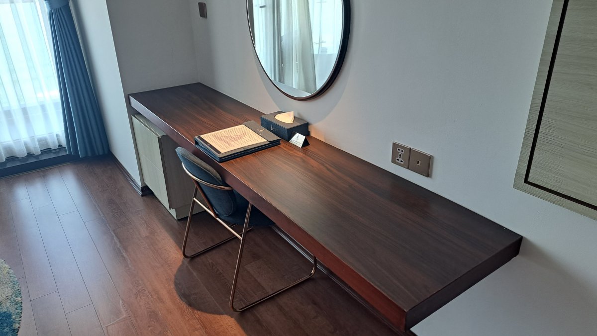 シンプルで幅広のテーブル