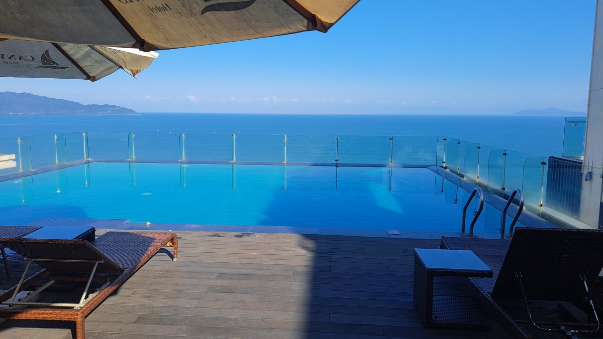 ダナン・ミーケビーチを望むインフィニティプール