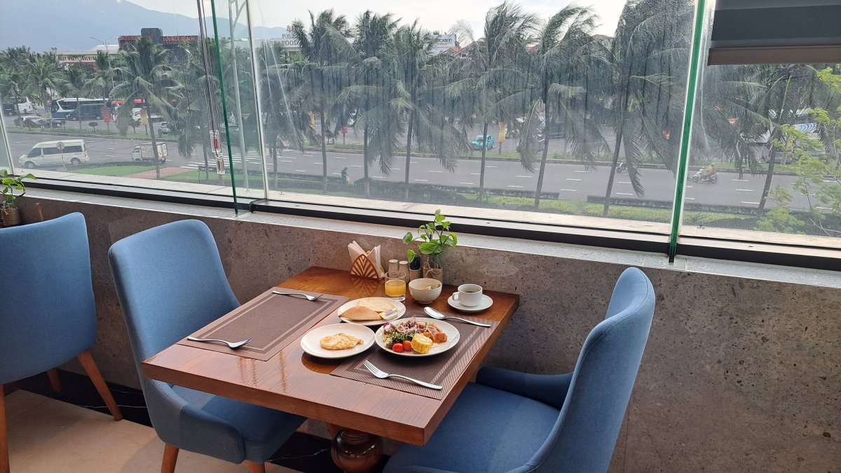 ミーケビーチを眺めながらの朝食ビッフェ