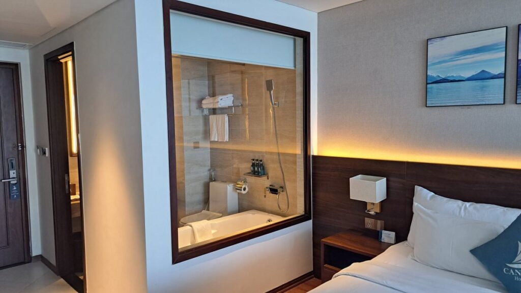 Canvas Danang Beach Hotel のシャワールーム