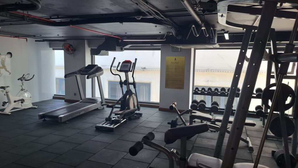ホテルのジムルーム