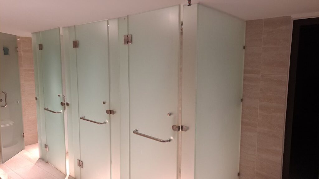 ジムルーム付属のシャワーブース