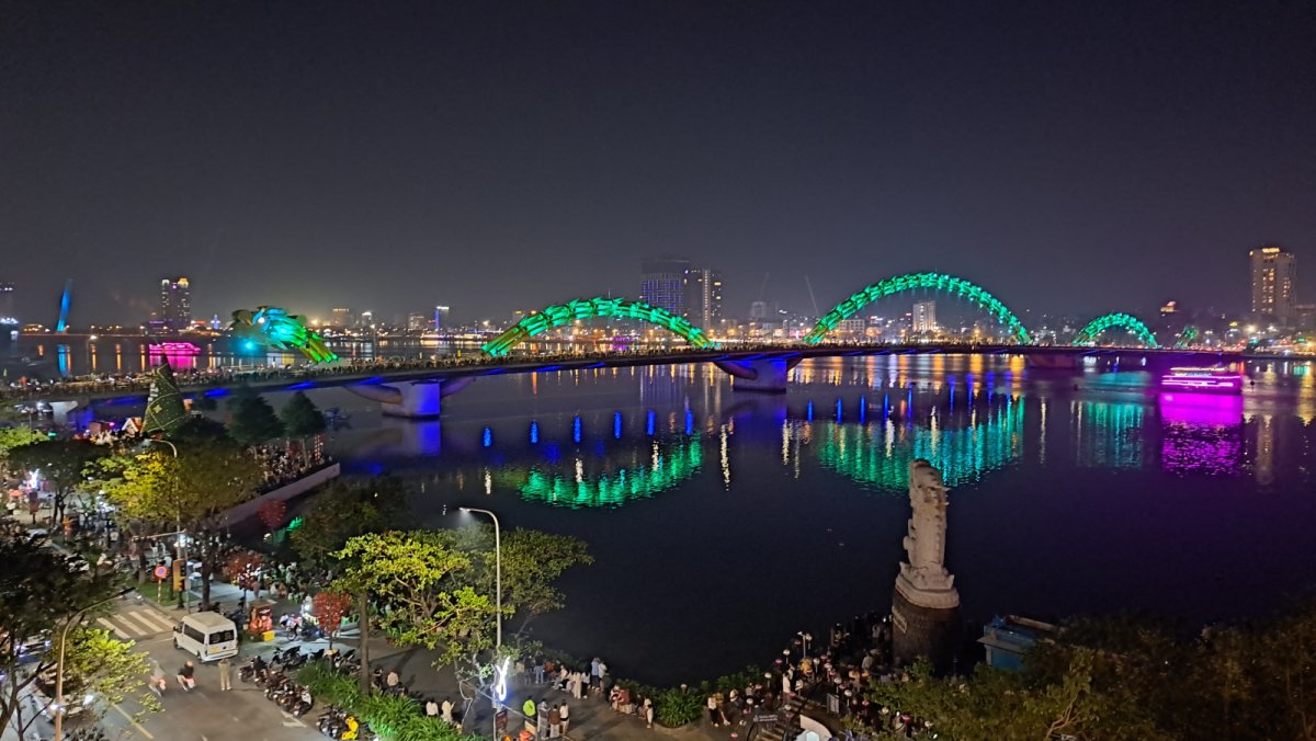 青いライトアップのドラゴンブリッジ