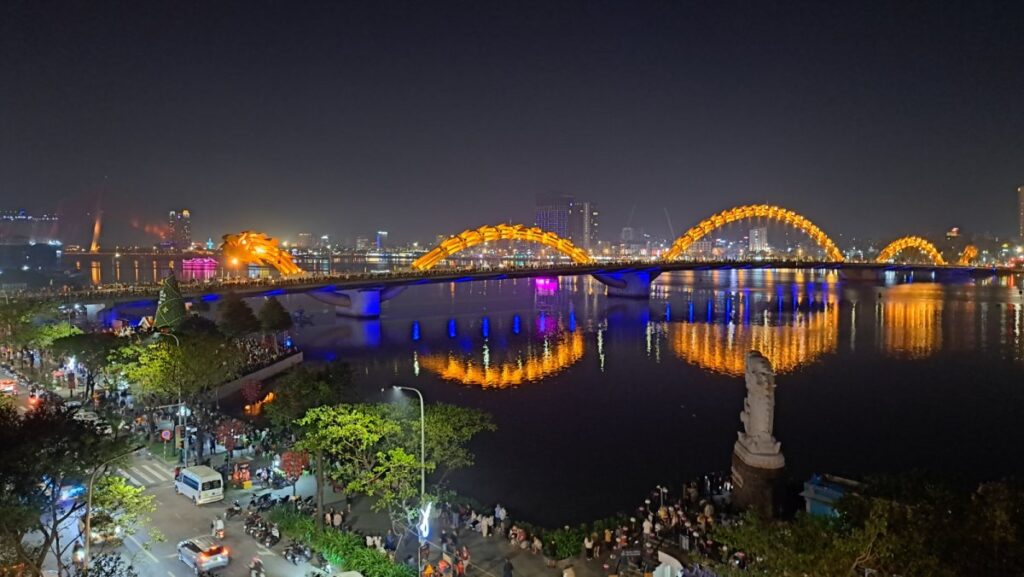 ダナン近くのホテルのベランダから撮ったドラゴンブリッジ