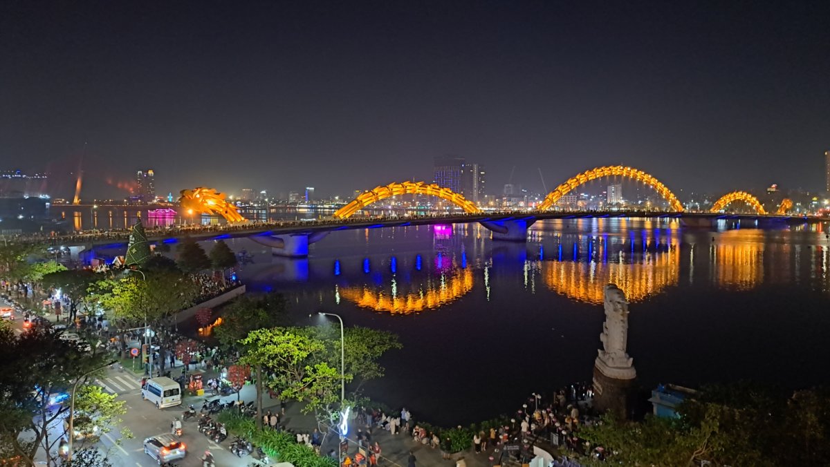 ダナン近くのホテルのベランダから撮ったドラゴンブリッジ