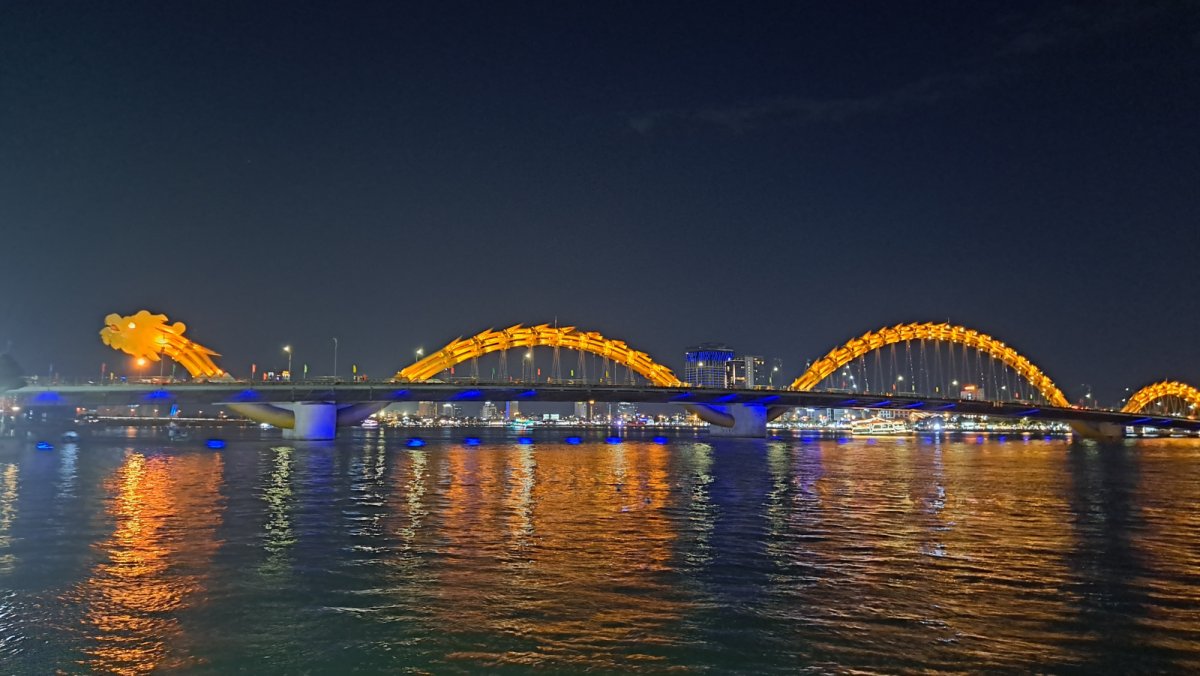 「ドラゴンブリッジ」の夜景