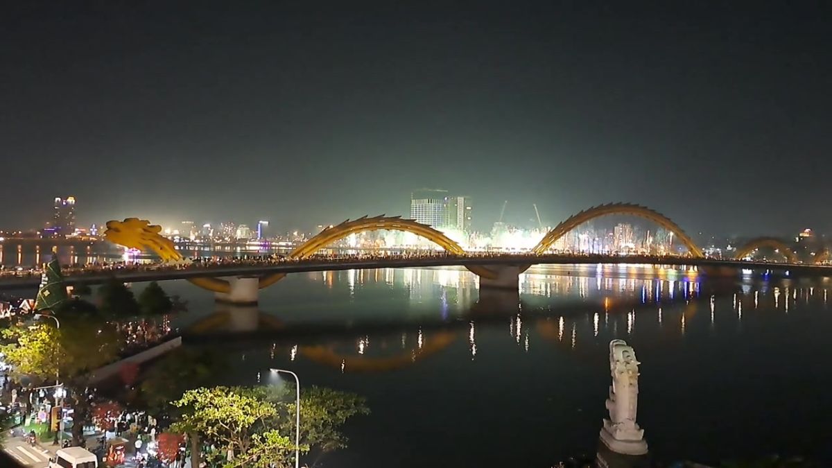 2025年→2026年カウントダウンの時に対岸で上がる花火とドラゴンブリッジ