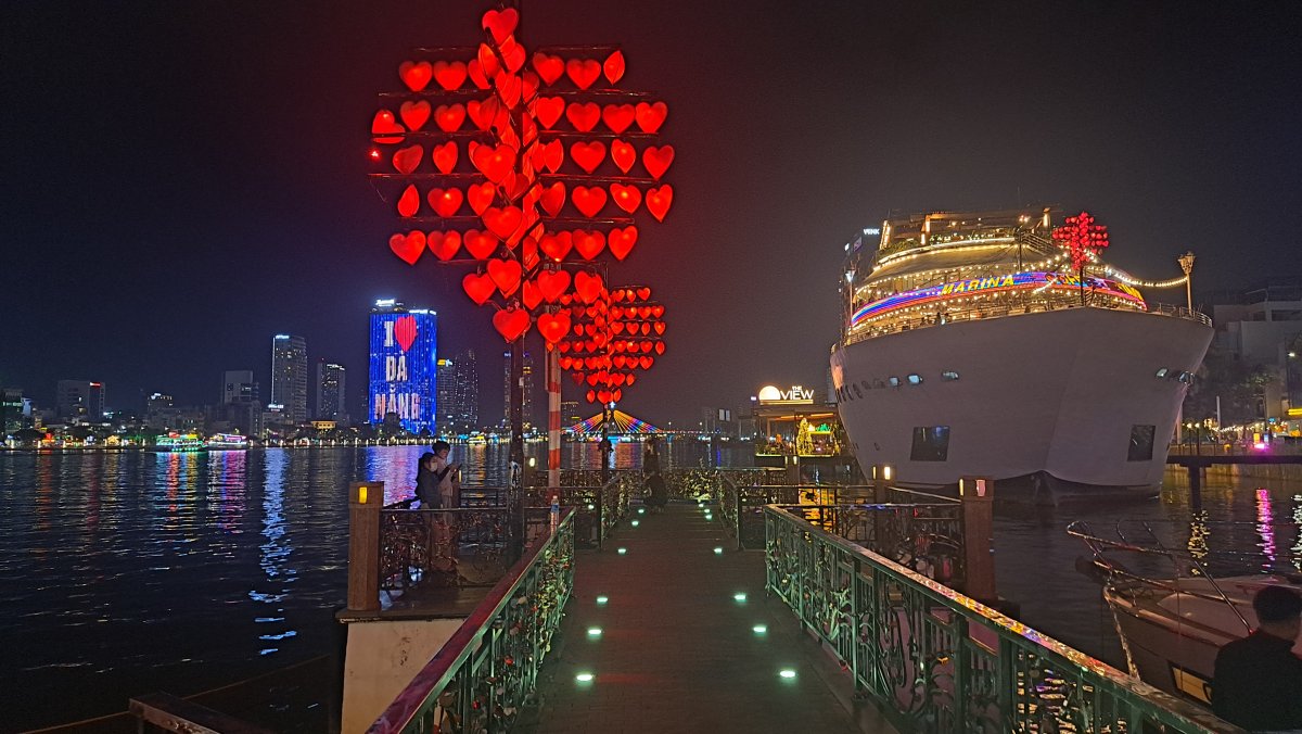 語らいの場、「恋人の桟橋」の夜景