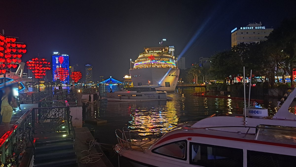 恋人の桟橋と船のレストランのコラボレーション夜景。