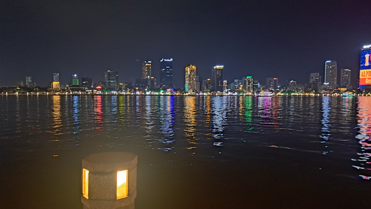 恋人の桟橋から見るハン川の対岸のビル群の夜景。川面に映るビルの灯りの反射が美しく、このアングルもとても素敵に映えます。