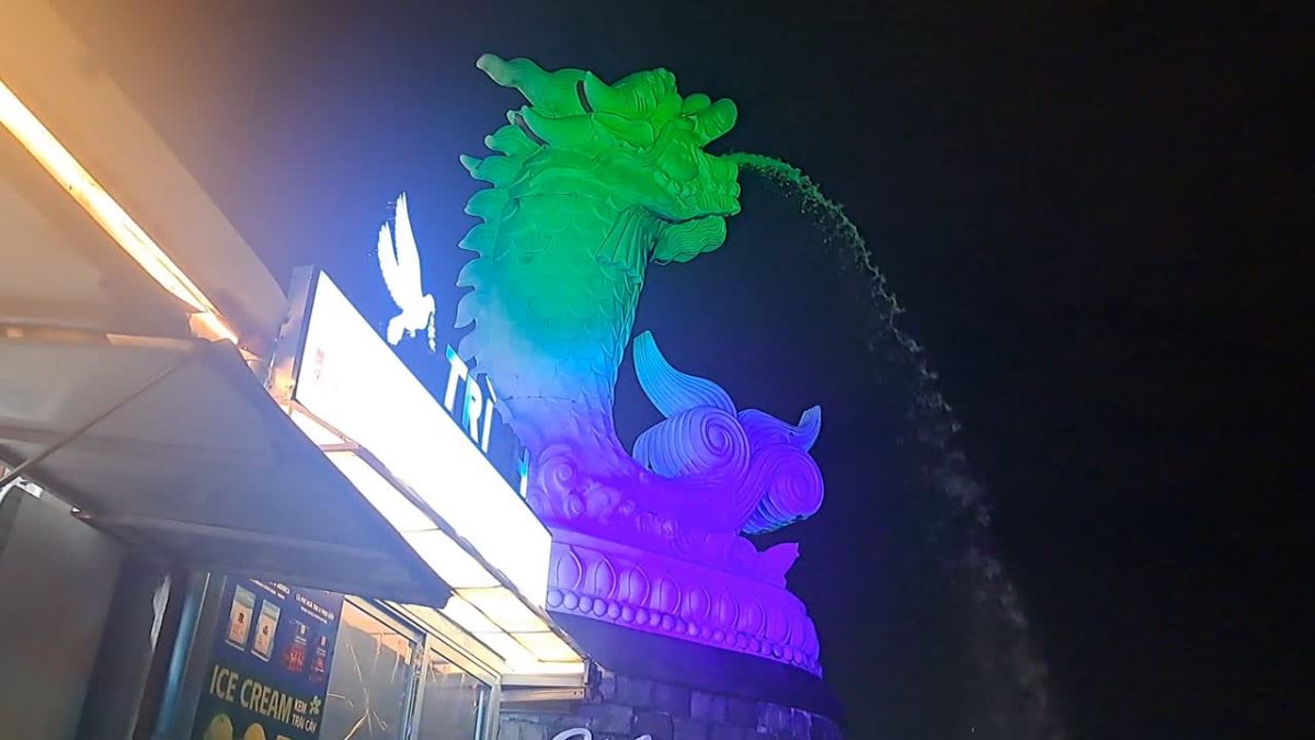 恋人の桟橋直近の水を吐く龍神像。この姿を眺めるだけでしばらく時を忘れます。