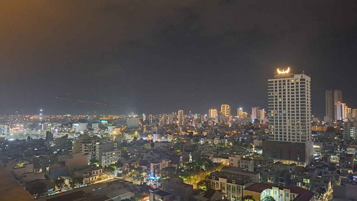 中規模の街ならではの街灯りの広がり「市街地の夜景」