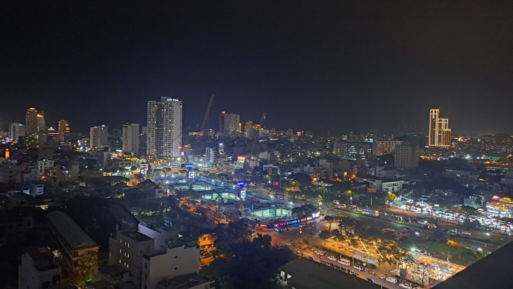 ダナンの市街地、落ち着いた夜景。