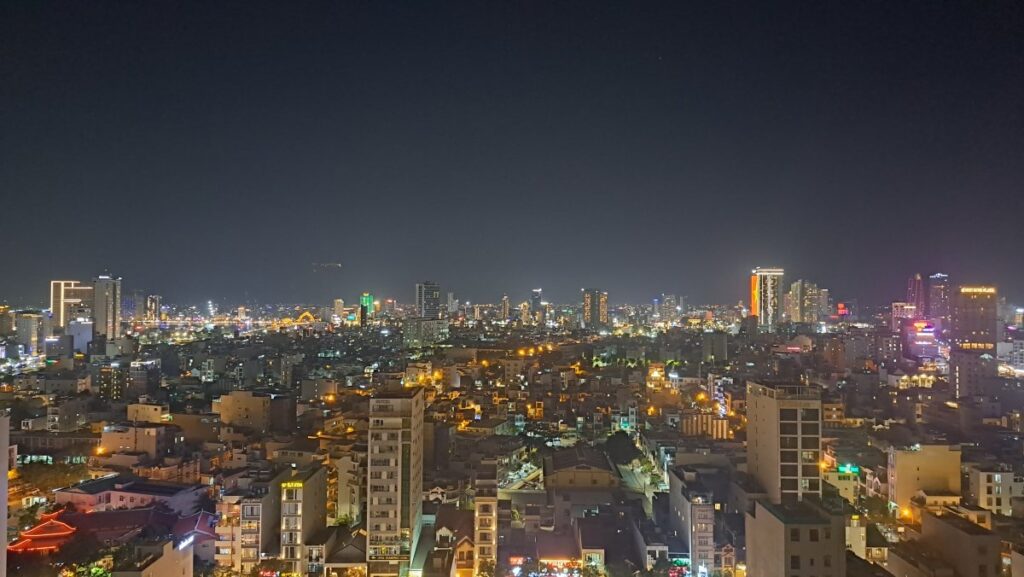 ダナンの市街地、ミーケビーチ側のホテルの高層階から市街地を望む。