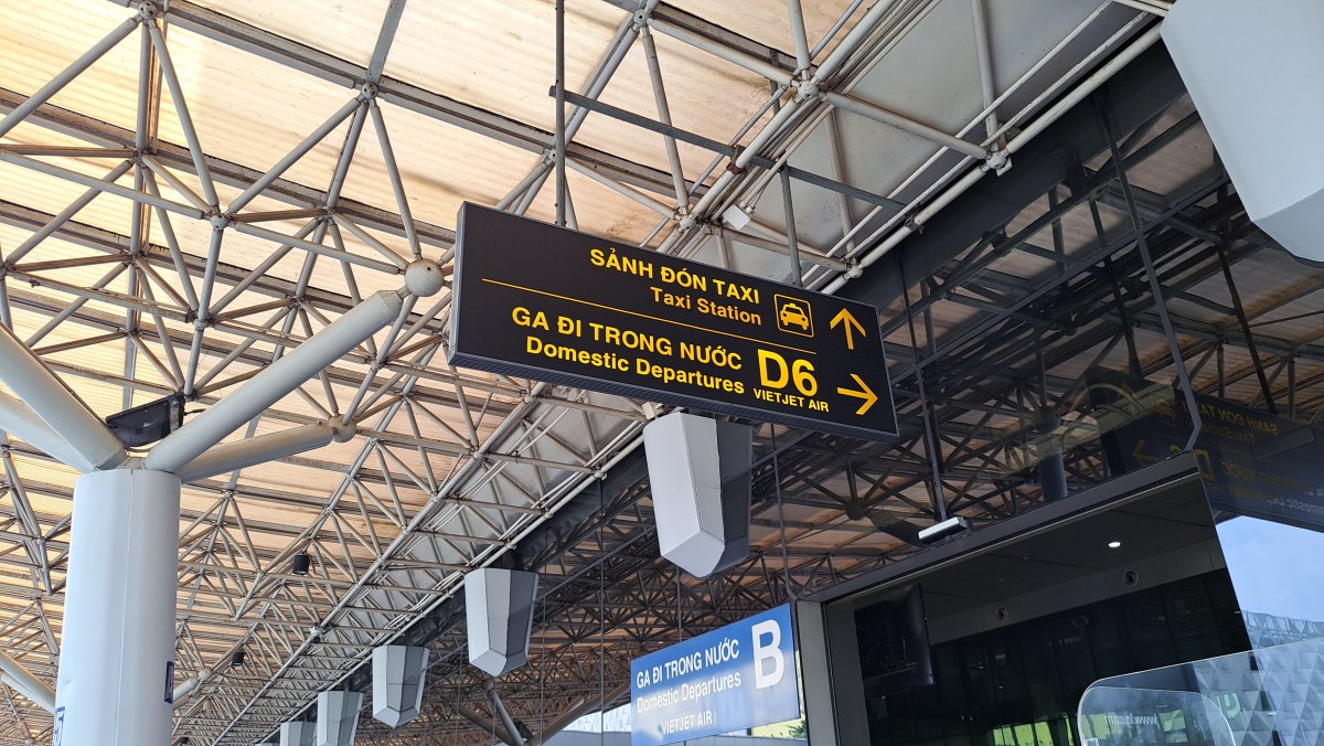 国内線ターミナル（Domestic Terminal）の入り口