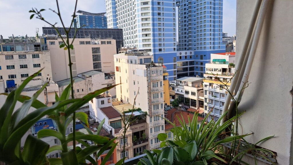 カフェアパートメントの裏側から見る街の景色