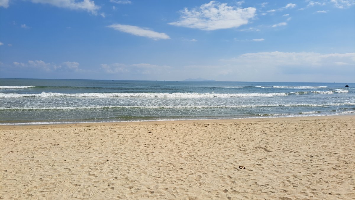 白砂と穏やかな波