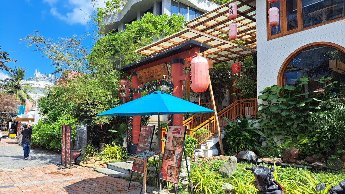 カフェバーが並んでいる海岸線