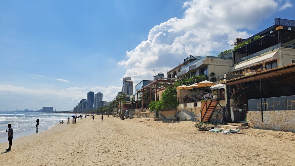 ミーケビーチ、右側はレストラン（の裏側）、ビーチの散歩にちょうど良い場所です。