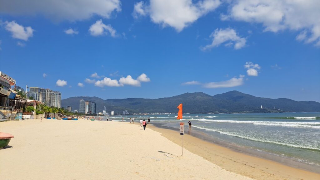 ミーケビーチ、遠くに見える遊泳区域では海で泳いている人もいます。