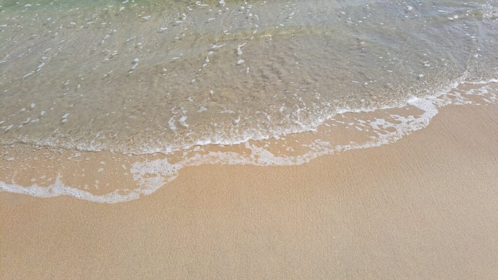 ミーケビーチの波際。砂浜は白く水は冷たく綺麗です。