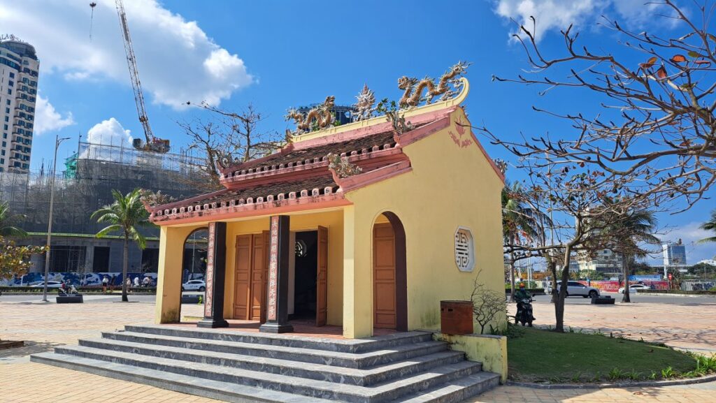 ミーケビーチにある建物、ちょっと変わったデザインで特徴的です。