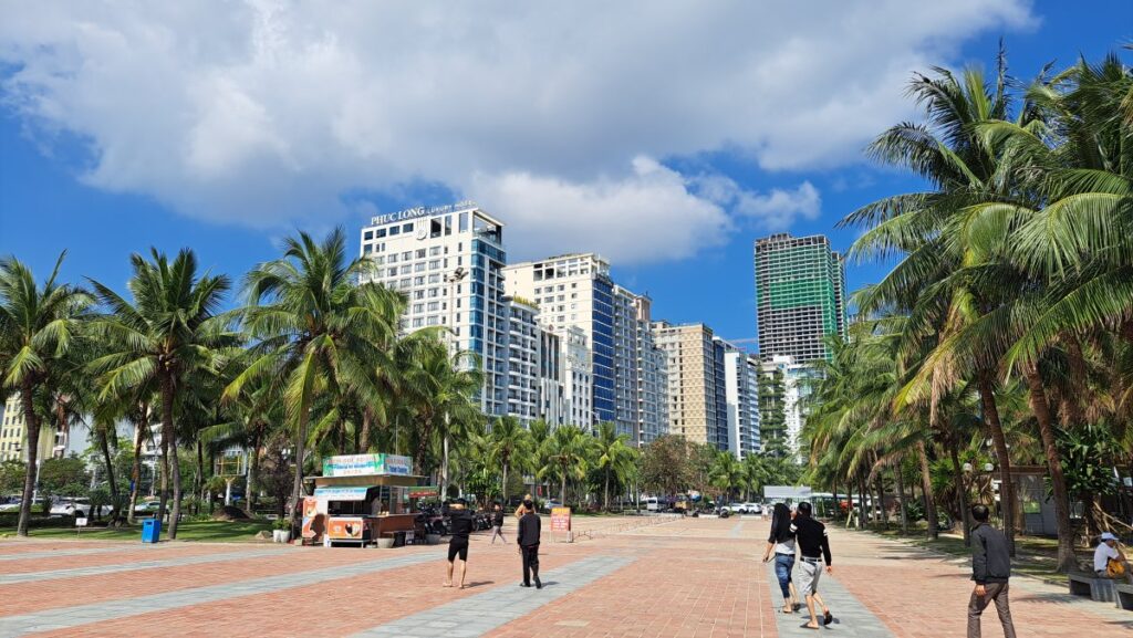 ミーケビーチ沿いの中級ホテルが並んでいるところ。どのホテルもリーズナブルな値段でリゾート気分で過ごせます。