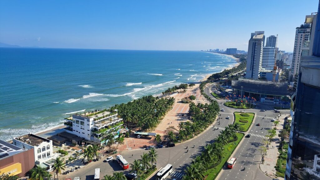 ミーケビーチ周辺の遠望。道路が広く、青い海が続き絵になります。